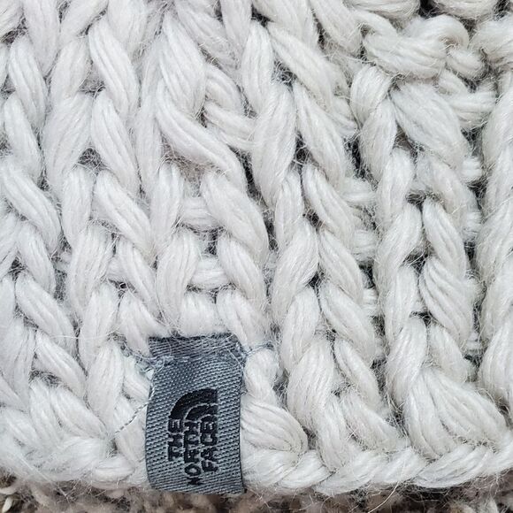 The North Face Light Gray Cable Knit Scarf - Picture 2 of 3